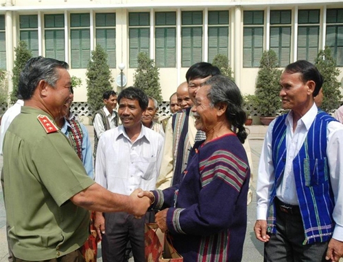 ກອງບັນຊາການທະຫານປ້ອງກັນ ຊາຍແດນພົບປະກັບເຈົ້າກົກເຈົ້າເຫຼ່ົາ, ນາຍບ້ານແຂວງ Ha Giang